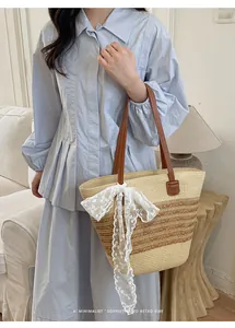 Foto lifestyle de un bolso tote de paja tejido a mano con un lazo de encaje