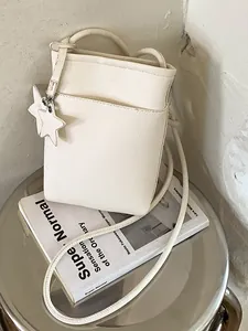 Minimalistische cremeweiße Umhängetasche mit Sternanhänger und dünnem Riemen für Damen