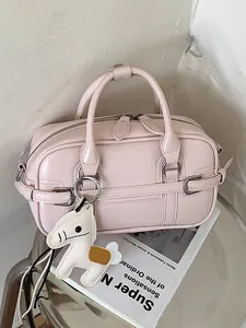 Sac Boston Femme Minimaliste en Cuir PU Sac à Main Polyvalent de Navetteur Sac Bandoulière Unique Sac Rétro Avec Pendentif Poney