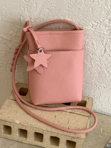 Stilvolle altrosa Eimertasche aus geprägtem Kunstleder mit Sternanhängern