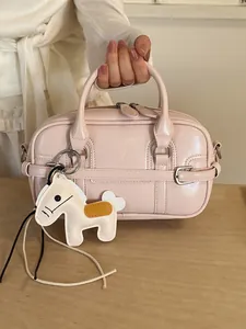 Sac à main oreiller élégant en cuir rose pour femme avec breloque de cheval blanc