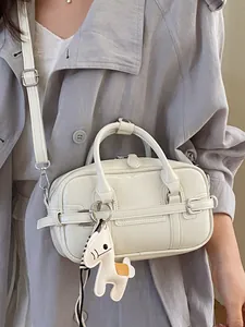 Sac polochon blanc élégant avec bandoulière réglable et breloque poney mignon pour femme