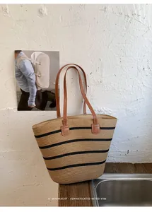 Vista detallada del bolso tote de paja a rayas con asas de cuero en ambiente rústico