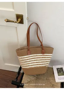 Detalle de un bolso de paja trenzado a rayas en una elegante decoración interior retro