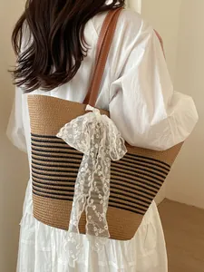 Bolso de playa de paja tejida a mano con rayas y lazo de encaje blanco