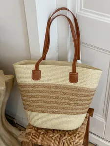 Elegante bolso tote de paja tejido a mano para la playa con asas de cuero marrones