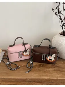 Zwei hochwertige Umhängetaschen aus genarbtem Leder in Rosa und Braun mit Pferdeanhänger