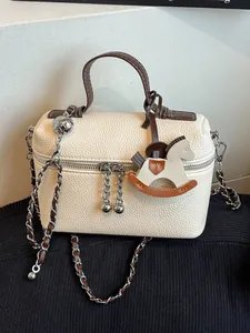 Luxus Damen PU-Leder Litschi-Maserung Handtasche Elegante Kleine Quadratische Tasche Umhängetasche Mit Schaukelpferd-Anhänger