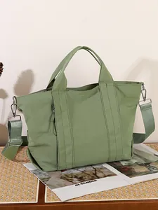 Grande borsa tote in tela verde con tracolla regolabile per l'uso quotidiano ufficio