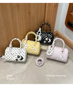 Collection de sacs Boston à pois élégants en quatre couleurs avec breloques lune.