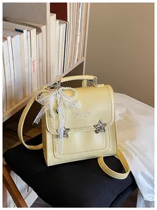 Zaino chic in pelle gialla con stelle e fiocco decorativo in pizzo e perle di lusso
