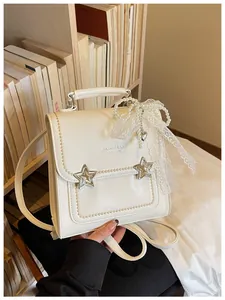 Elegante zaino in ecopelle bianca con inserti a stella e fiocco decorativo in pizzo e perle