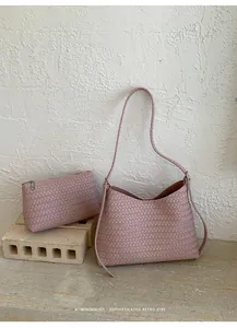Detailansicht der rosa geflochtenen Hobo-Tasche und des passenden Beutels.