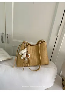 Gewebte Achseltasche mit süßem Pferdeanhänger im minimalistischen Retro-Stil.