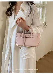 Elegante borsa a mano in pelle rosa martellata con dettaglio fibbia da donna