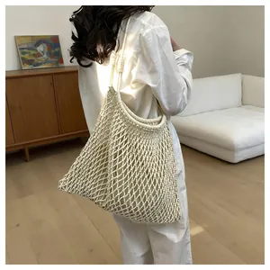 Bolso tote de macramé tejido a mano en blanco crema para estilo de playa de verano