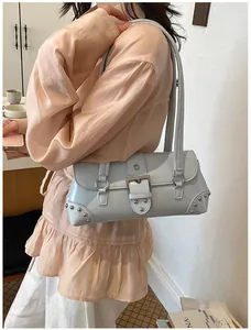 Elegante bolso de hombro azul claro con hebilla plateada y remaches para uso diario