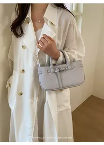 Elegante borsa a mano grigia in pelle martellata con raffinato design a fibbia