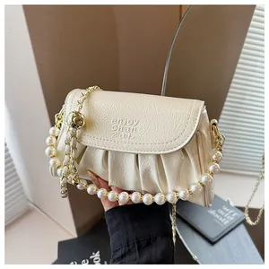 Borsa a tracolla elegante crema a pieghe con catena di perle e finitura in pelle testurizzata