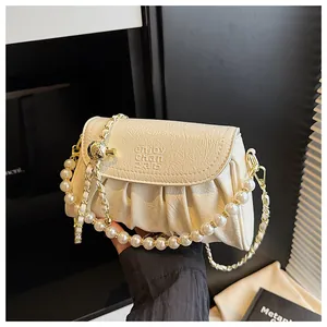 Elegante borsa a tracolla plissettata crema con manico in perle e catena dorata