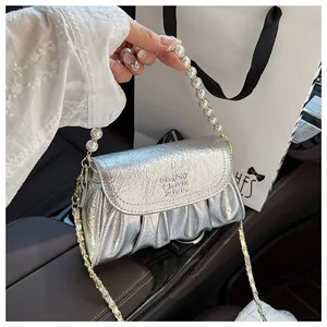 Elegante borsa a tracolla plissettata argento con manico in perle e tracolla a catena.