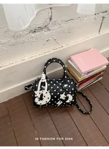 Sac Boston chic à pois noirs et blancs avec breloques uniques en forme de lune