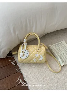 Vue détaillée du sac Boston jaune à pois avec des patchs lune et étoile mignons