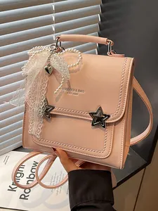 Elegante zaino rosa da donna con ciondoli in pizzo e perle e dettagli a stella