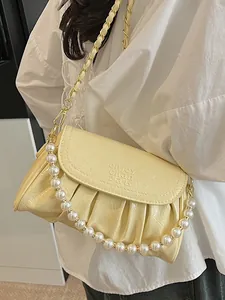 Borsa a tracolla plissettata chic con catena di perle decorativa e pelle color crema.