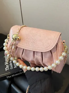 Elegante borsa a tracolla plissettata rosa con grande catena di perle e dettagli dorati