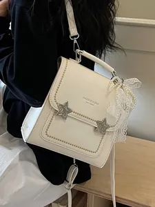 Zaino da donna chic bianco crema con fibbie a stella e fiocco in pizzo di perle
