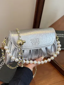 Elegante borsa a tracolla argento metallizzato con manico di perle e catena dorata di lusso