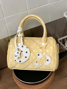 Sac Boston jaune à pois tendance avec motif matelassé et breloques étoile lune pour femme