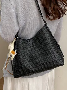 Trendige schwarze gewebte Schultertasche aus Leder für Damen mit süßem Anhänger