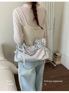 Große silberne Metallic-Einkaufstasche, als stilvolle Umhängetasche für Outfits.