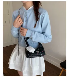 Elegante borsa a tracolla nera con motivo a stelle e grazioso ciondolo in peluche