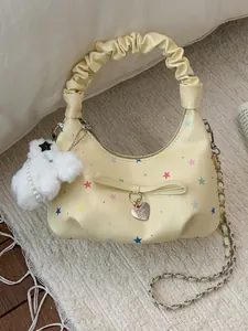 Borsa a tracolla gialla plissettata alla moda con stampa a stelle e ciondolo orsetto morbido