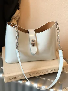 Elegante lichtblauwe hobo schoudertas met zilveren ketting en metalen draaisluiting detail