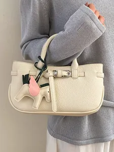 Elegante borsa tote in pelle martellata bianco crema con ciondolo Pegasus rosa
