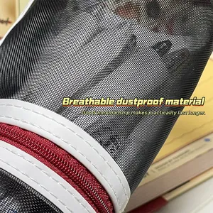 Gros plan du matériau en maille noire respirante de la trousse scolaire haute capacité.