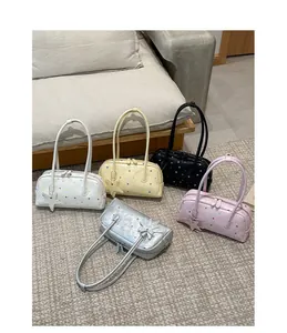 Colección de bolsos de hombro con estrellas coloridas en una alfombra suave