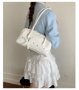 Elegante bolso de hombro blanco con motivos de estrellas de colores en un modelo