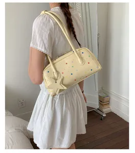 Elegante bolso de hombro crema para mujer con un diseño de estrellas de colores