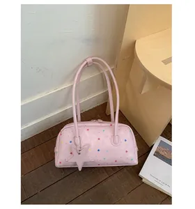 Bolso de hombro rosa tipo almohada con estrellas de colores y colgante de estrella a juego