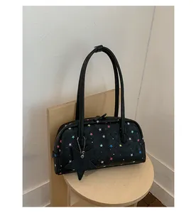 Bolso negro para el hombro con estampado de estrellas y detalle de colgante estrella