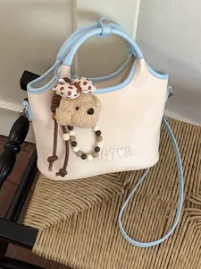 Sac seau élégant crème et bleu pour le trajet avec breloque d'ours en peluche mignon