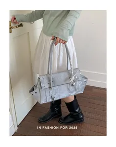 Modische silberne Achseltasche im Distressed-Look mit Sternnieten für moderne Damen