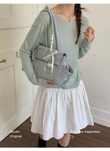 Trendige silberne Damen-Achseltasche mit strukturiertem Herzanhänger und Schleife
