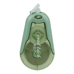 Dettaglio del nastro correttore verde menta con tappo e testo 'Good Luck'.
