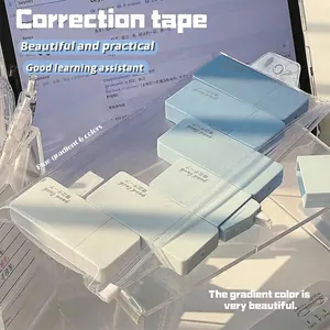Detail van een zesdelige blauwe gradiënt correctietape-set in een doorzichtig etui